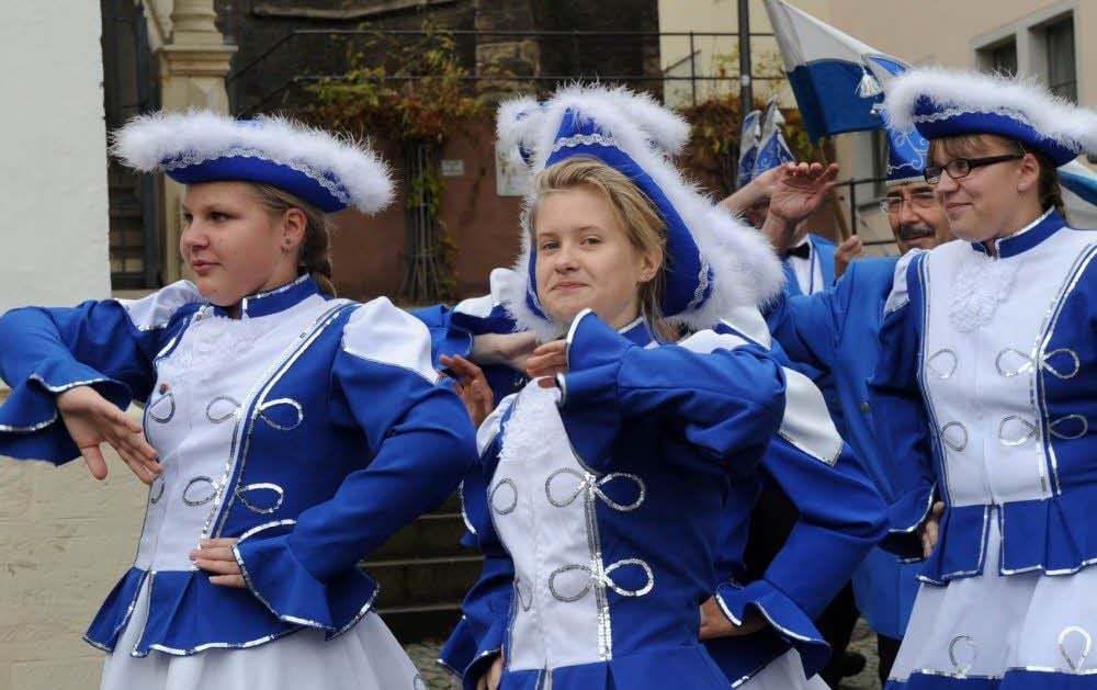 Die junge Garde der Lotterstädter führt den Tross der Eisleber Karnevalisten an, als die Truppe vor das Rathaus auf den Markt zieht.