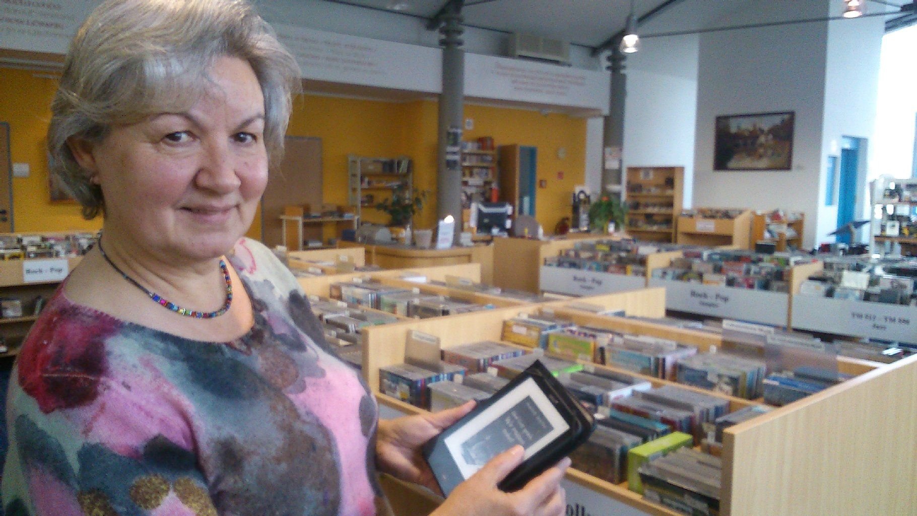 Marion Ranneberg zeigt, wie das Buch vom Internetportal auf den E-Book-Reader gelangt.