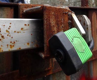 Das Gelände hinter diesem Tor neben dem Dessora-Industriepark gehört der SABUS Export-Import GmbH. Was dort geplant ist, bleibt im Verborgenen.