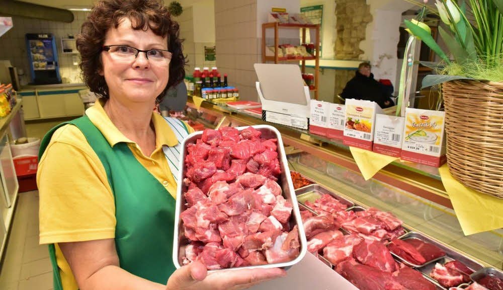 Barbara Puschner arbeitet im Osterland-Geschäft in Weißenfels. Fleisch und Wurst werden dort weiterhin in ganz normalen Mengen verkauft.