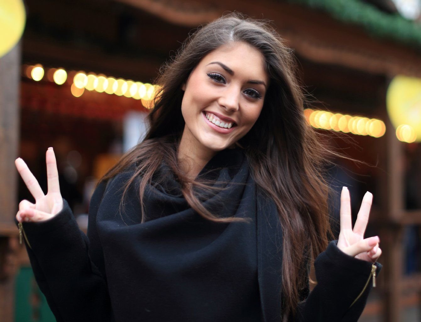 Die 19 Jahre alte Mailin Marreros, während eines Pressetermines zur bevorstehenden Wahl der Miss Intercontinental 2015 auf dem Weihnachtsmarkt in Magdeburg