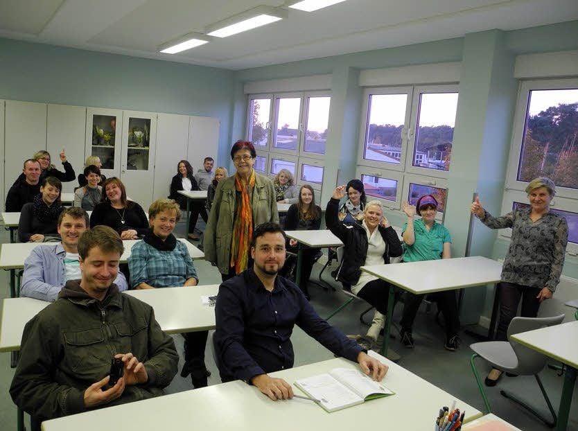 „Ihr könnt alle wieder kommen“, frohlockt Ursula Nachtigall (r.). Nach zehn Jahren sitzen die Absolventen des Jahres 2005 wieder (mal) auf der Schulbank. Auch Elke Kuhl (M.), Lehrerin und Schulleiterin a.D., ist für diese „Zusatzstunde“ gern gekommen.