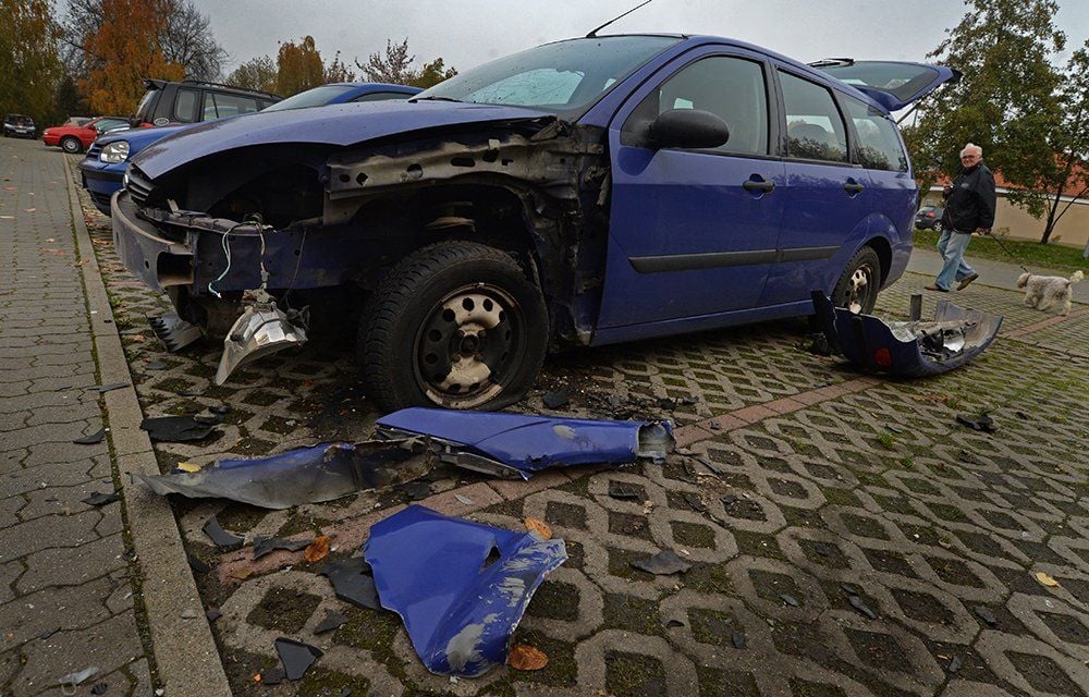 Unbekannte haben am Freitagabend in Aschersleben ein Auto in die Luft gejagt.