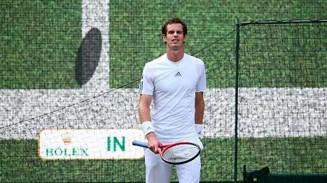 Andy Murray vor einer Anzeigetafel, auf der die Hawk-Eye-Entscheidung angezeigt wird.