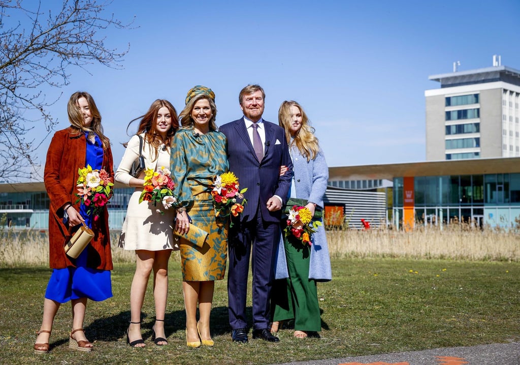 König Willem-Alexander (2.v.r) und Königin Maxima (m) mit ihren Töchtern Prinzessin Ariane (l), Prinzessin Alexia (2.v.l) und Prinzessin Amalia (r) in Eindhoven.