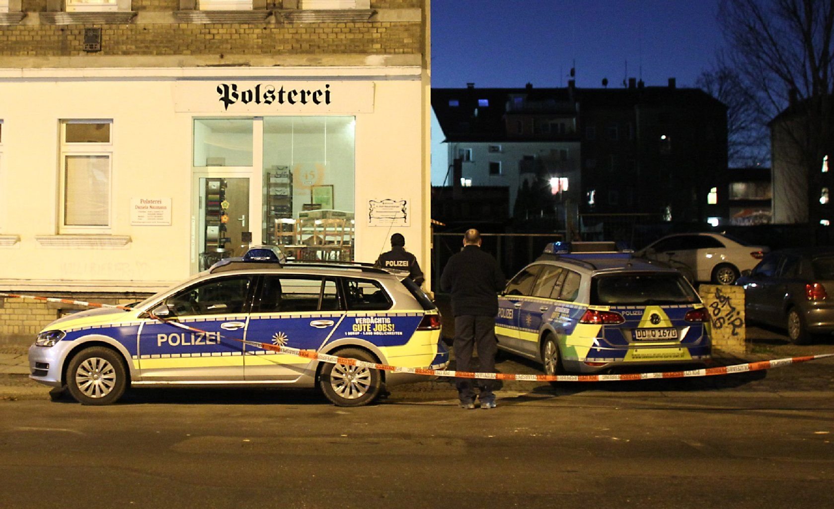 Polizeifahrzeuge stehen in Leipzig vor einem Haus im Stadtteil Plagwitz.