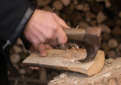 Aus einem Stück Hartholz wird die Molle geschlagen.