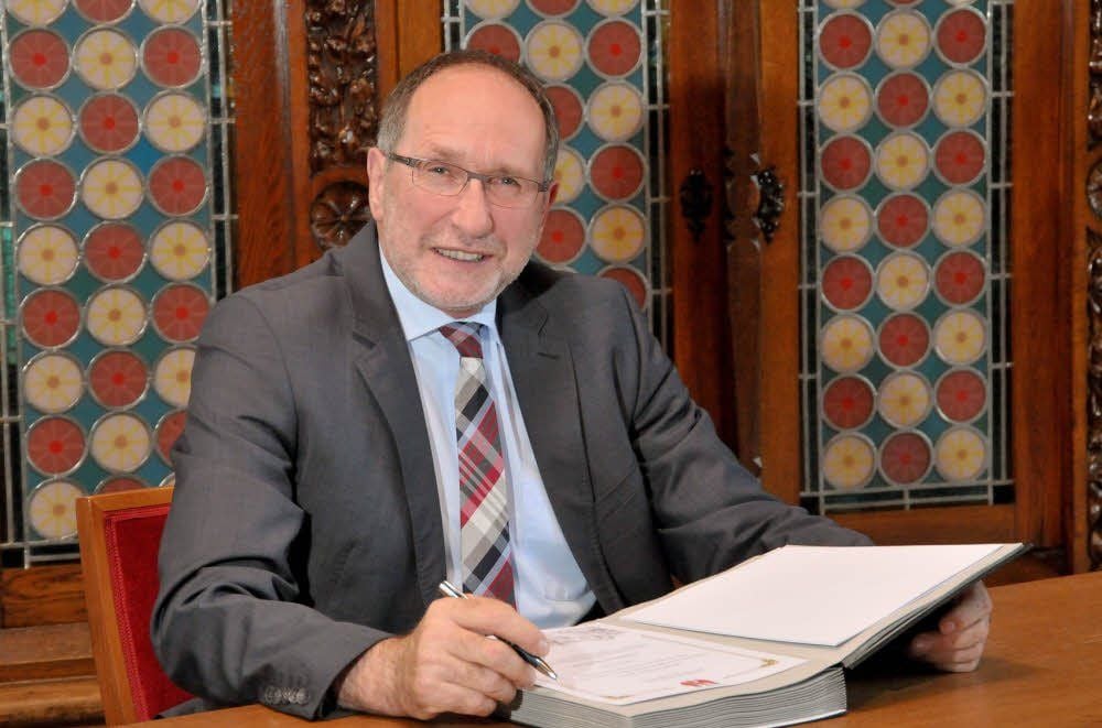 Bernburgs Oberbürgermeister Henry Schütze am Schreibtisch: Auch zu seinem heutigen 60. Geburtstag ist er auf Arbeit im Rathaus der Saalestadt.