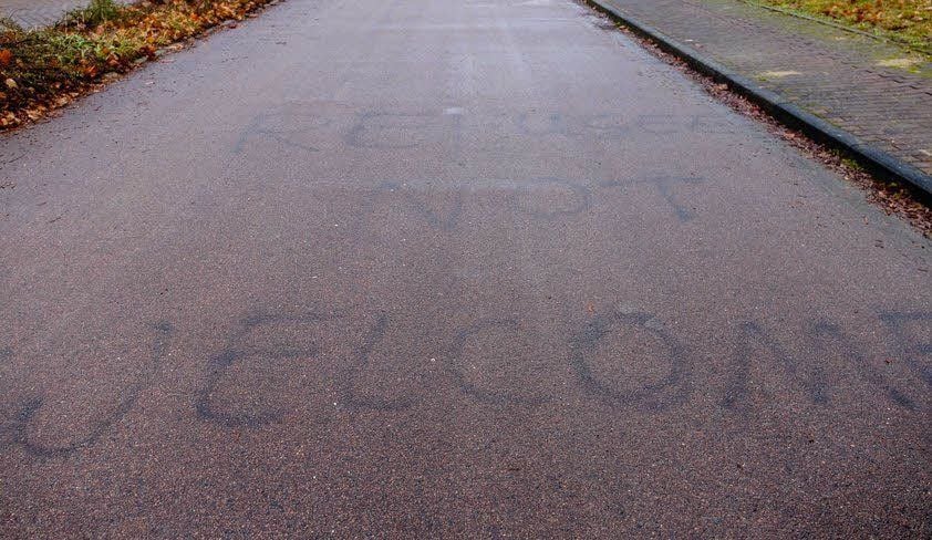 Parole mit Rechtschreibschwäche: „Refugee not welcome“ meint einen Flüchtling. Wahrscheinlich meinten die Täter aber den Plural: Flüchtlinge.