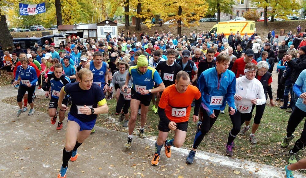 Das größte Starterfeld nahm die zwei Varianten des Roßtrappenlauf in Angriff. Vorn links der spätere Sieger über 11,7 Kilometer, Matthias Göbel vom NSV Wernigerode) links hinter ihm Teamkamerad Felix Fleischer, der über 23,4 Kilometer gewann.