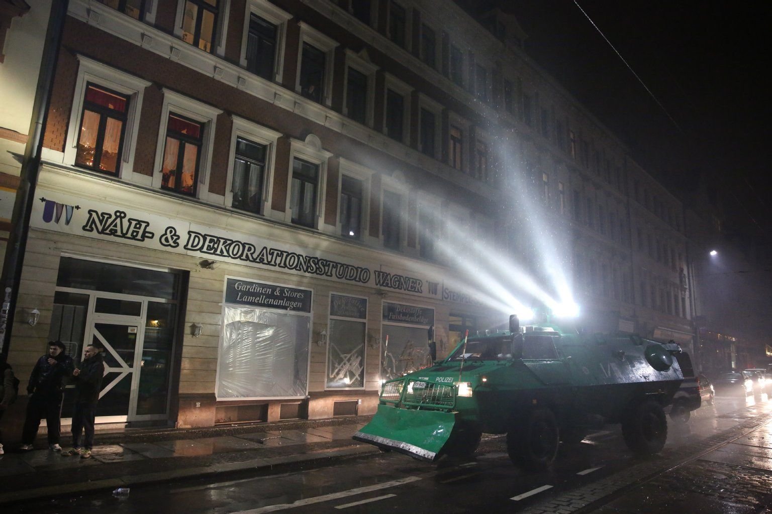 Ein Radpanzer der Polizei fährt am 11.01.2016 im Stadtteil Connewitz in Leipzig (Sachsen) durch eine Straße.
