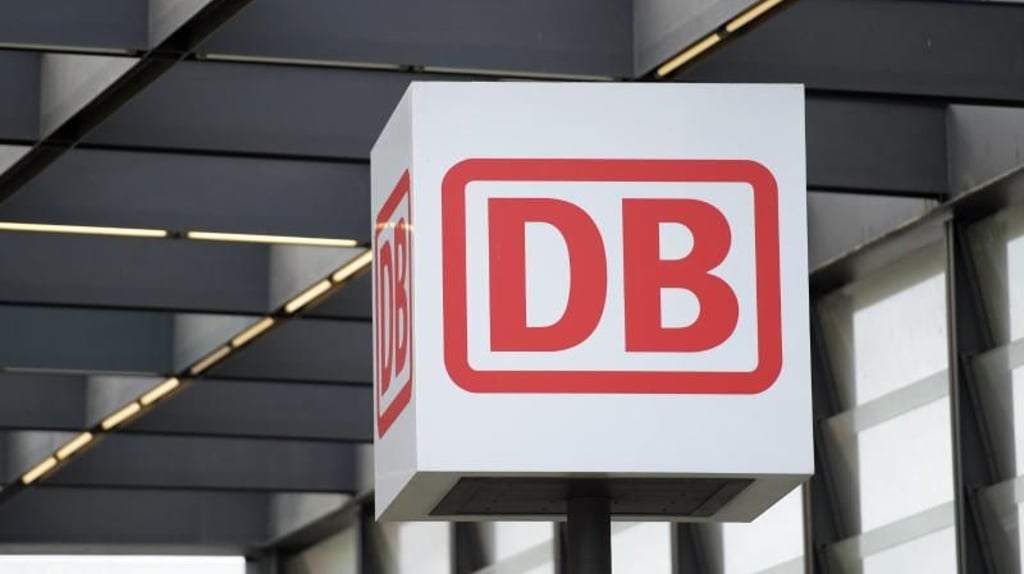 Das Logo der Deutschen Bahn AG. Foto: Rainer Jensen/Archiv