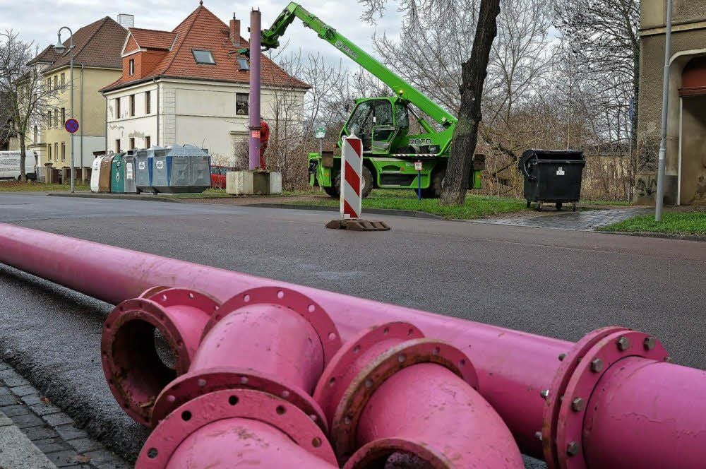 Die Rohrleitung windet sich durch Dessau-Nord.