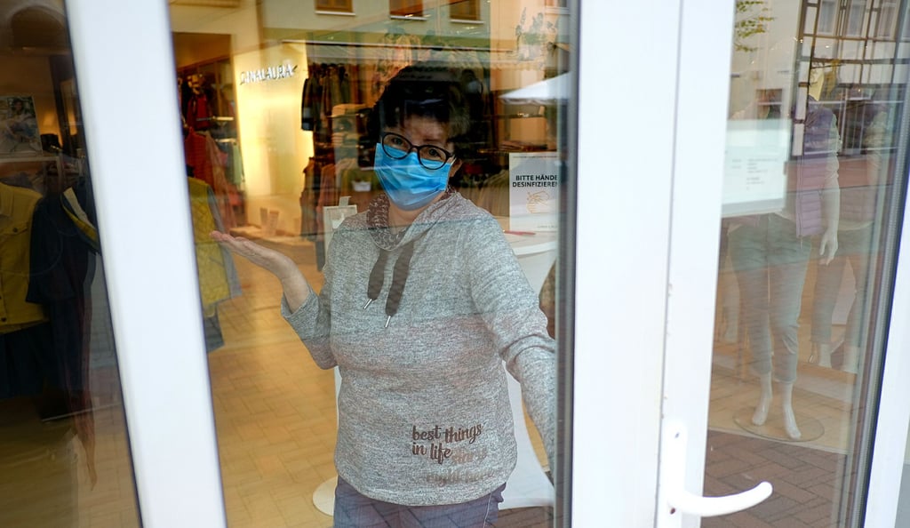 Viola Kaul arbeitet seit 30 Jahren im Modegeschäft GinaLaura in Salzwedel. Auch sie kann derzeit nur bestellte Ware herausgeben.