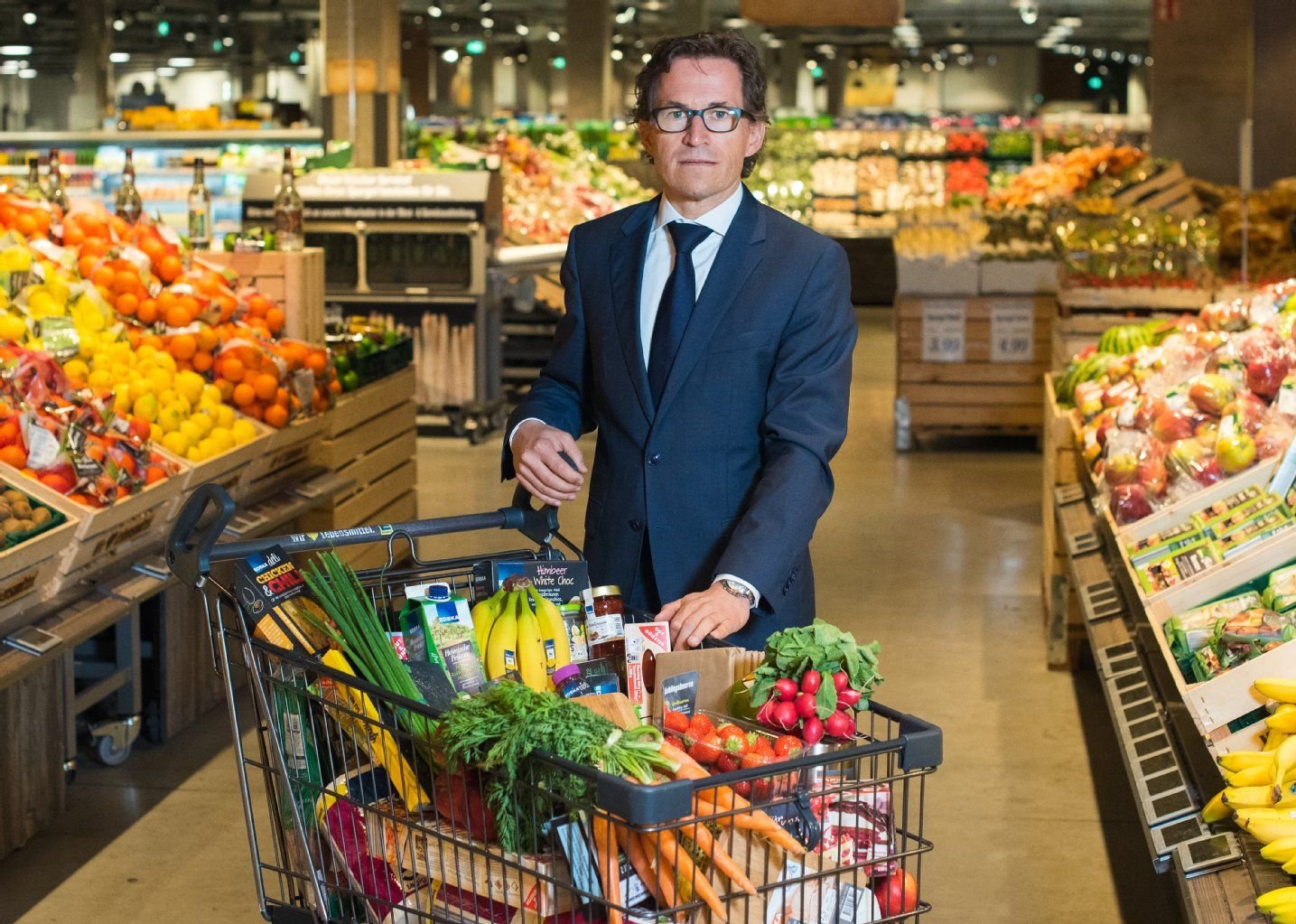 Der Vorstandsvorsitzende der Edeka AG, Markus Mosa, posiert in Hamburg in einem Edeka-Markt.