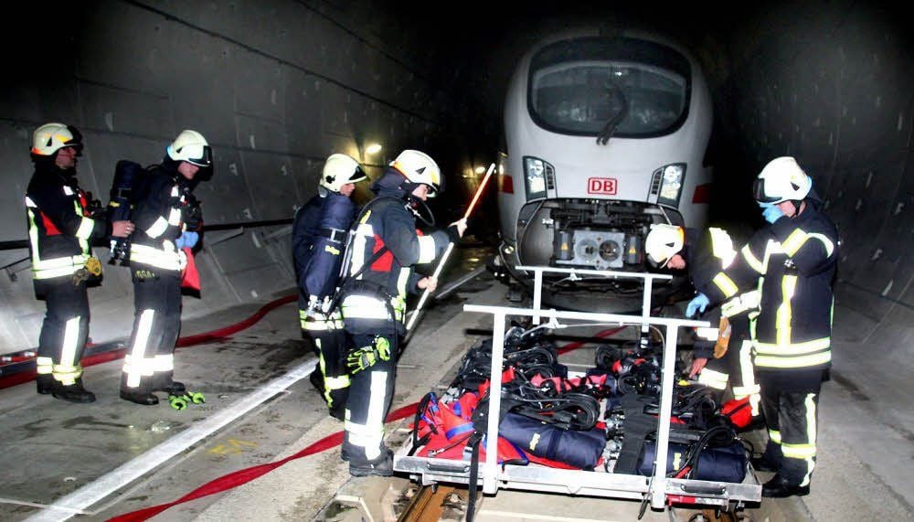 Nach einem angenommenen Wagenbrand steht der ICE in der Mitte des Tunnels. Rettungskräfte sind angerückt.