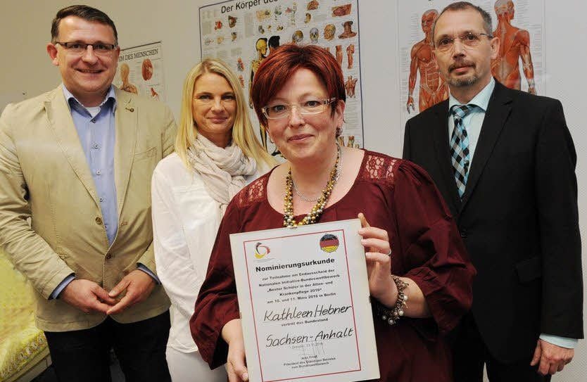 Kathleen Hebner mit Martin Smith (links) und Schulleiter Mathias Bardl (rechts) von der Innova ProPflege gGmbH sowie Steffi Goldschmidt, Geschäftsführerin des Seniorenpflegezentrums Humanitas in Hettstedt.