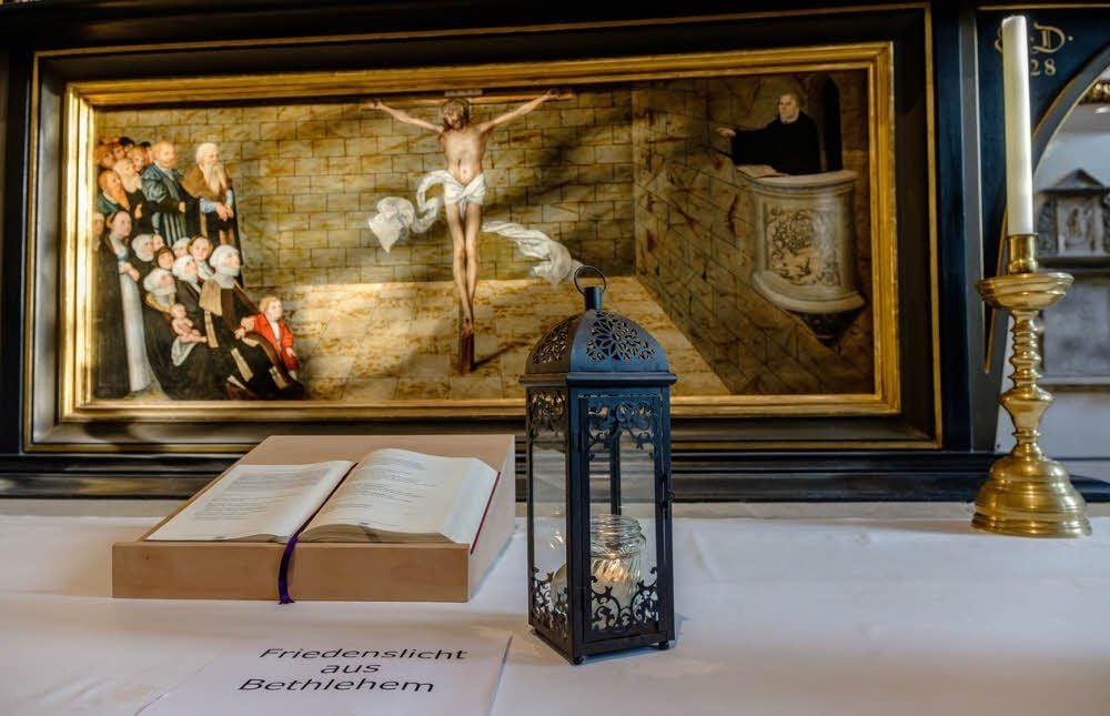 Das Friedenslicht kommt in der Stadtkirche an.
