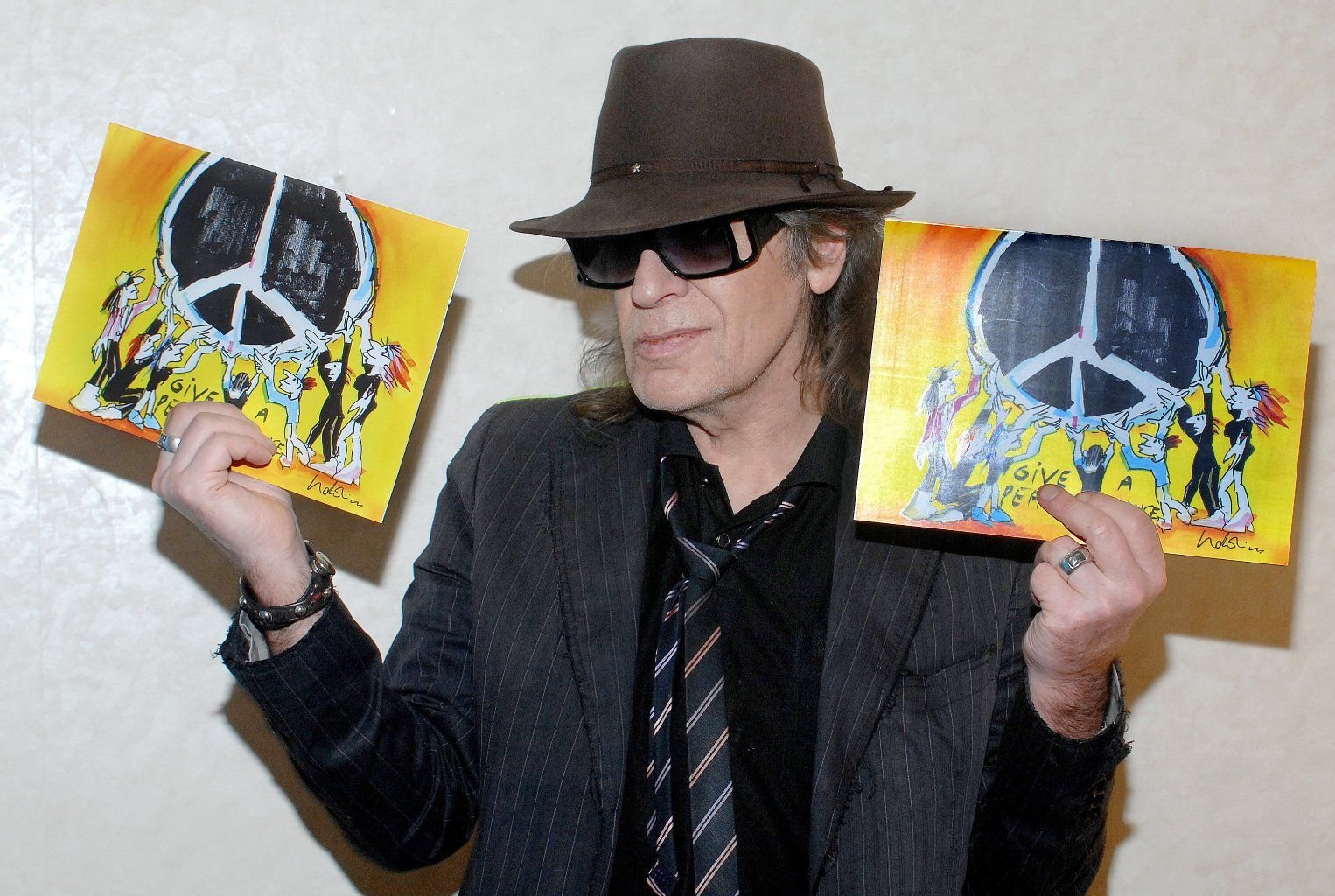 Udo Lindenberg präsentiert seine neue Friedenskarte für das Kinderhilfswerk Unicef, die er nach den Terroranschlägen von Paris gezeichnet hat.