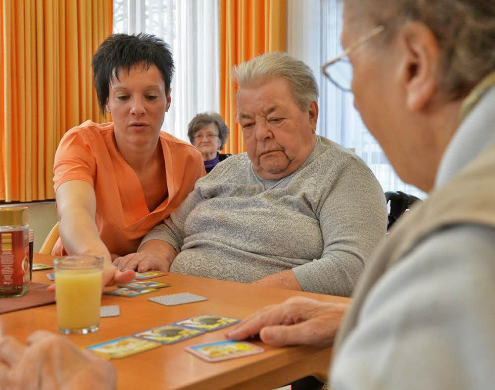 Kathleen Döring kümmert sich in der Villa Richter um ältere Menschen. Der Job ist oft anstrengend.