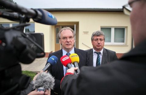 Der Ministerpräsident von Sachsen-Anhalt, Reiner Haseloff (CDU, Mitte, l), spricht am Montag im Altmarkdorf Insel im Landkreis Stendal neben dem Landtagsabgeordneten Hardy Peter Güssau (CDU) mit Journalisten. (FOTO: DPA)