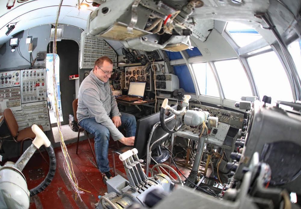 Henry Bergmann bringt den Flugsimulator im Technikmuseum Stück für Stück wieder zum Laufen.