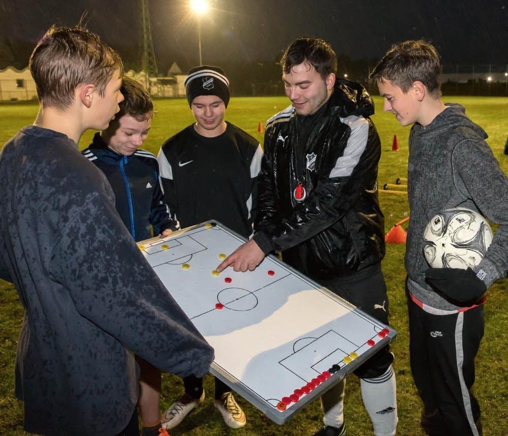 Nachwuchs-Übungsleiter Julius Sahr (2. v. r.) erklärt den C-Jugend-Kickern der SG Jessen/Annaburg/Zahna/Elster vor dem Training die taktische Ausrichtung. Im Oktober fährt er nach Barcelona.
