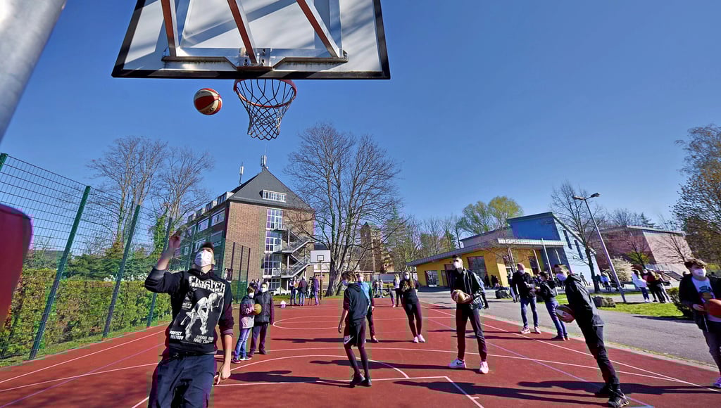 In der Sekundarschule Roitzsch ist Basketball ein beliebter Sport. BSW-Sportler Martin Jelic (links) möchte noch mehr Kinder begeistern.
