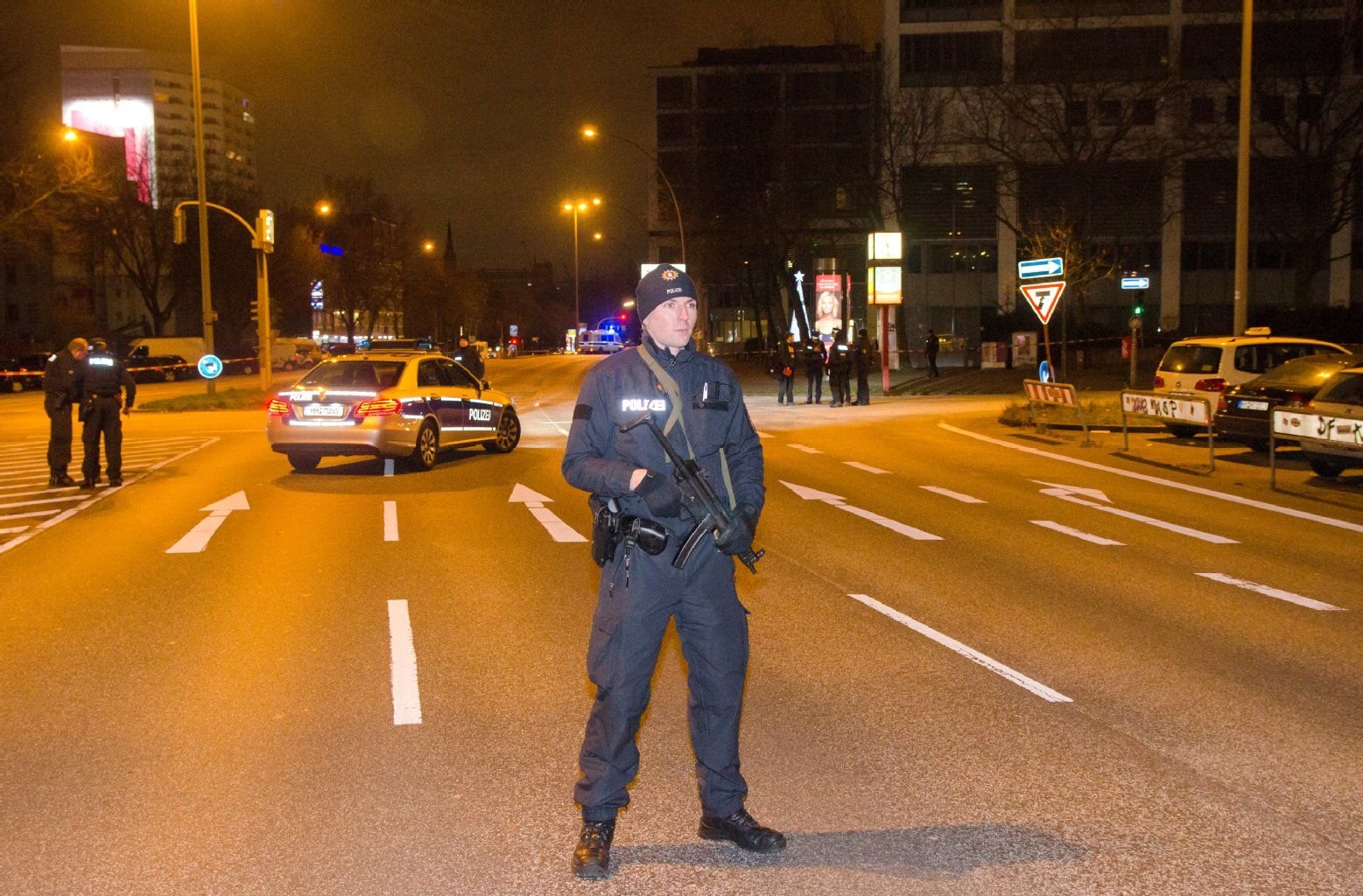 Schwer bewaffnete Polizisten sichern den Hamburger Stadtteil St. Pauli ab.