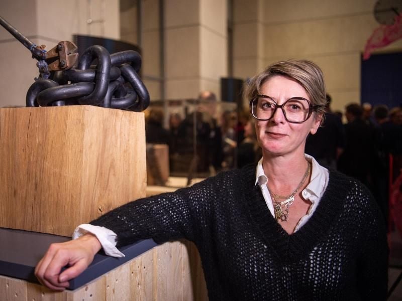 Monica Bonvicini in der Abgeordnetenlobby des Reichstagsgebäudes neben ihrem Kunstwerk „Cut, Cut, not Paste”,. Foto: Arne Immanuel Bänsch/dpa
