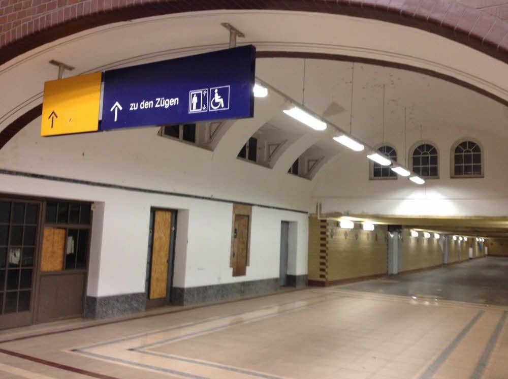 Die gähnende Leere im Zeitzer Bahnhof ist noch nicht dem Streik geschuldet. Am Vormittag fahren erfahrungsgemäß nur wenige mit dem Zug.