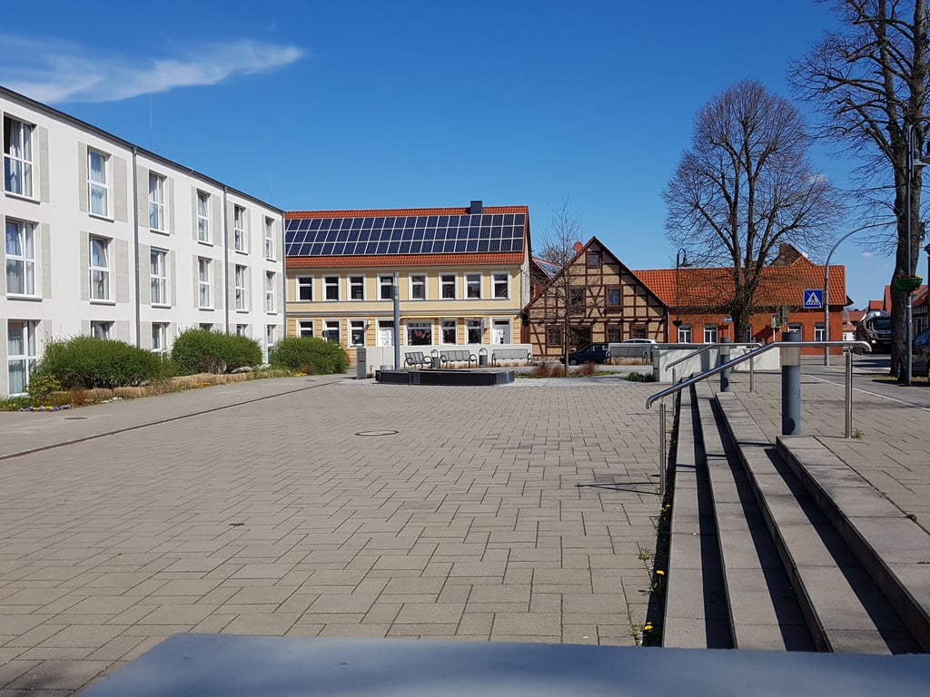 Auf dem Schulplatz in Klötze baut die DLRG-Ortsgruppe Diesdorf heute erstmals ihr mobiles Testzentrum auf.
