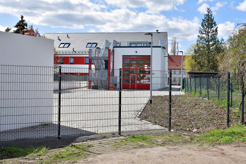 Wo vormals ein Tor zu finden war, steht jetzt ein Zaun. Durch das Fehlen einer zweiten Zuwegung zum Gerätehaus verliert die Feuerwehr Prester im Einsatz unnötig Zeit, mahnt ein CDU-Stadtrat und Feuerwehrmann. Erst im Februar hatte die Wehr ihren neuen Stützpunkt bezogen.
