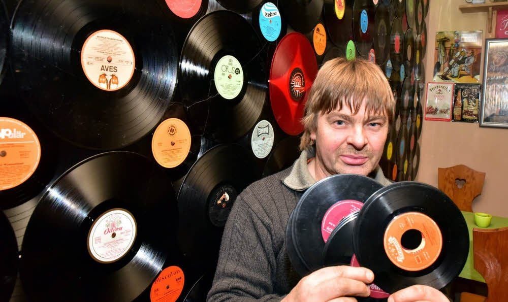 Hans Röder vor seiner Schallplatten-Wand im Nellschützer Hobbyraum.
