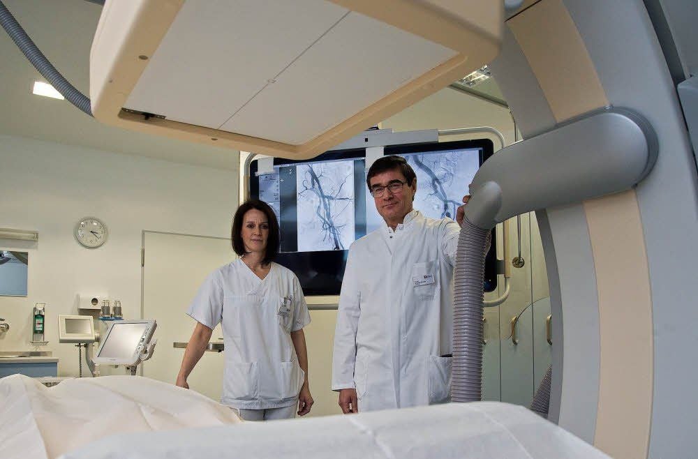 Die leitende Röntgenassistentin Mandy Hirschfeld und der Chefarzt der Radiologie, Andreas Grothe, stehen im neuen Angiographie-Labor des Klinikums.