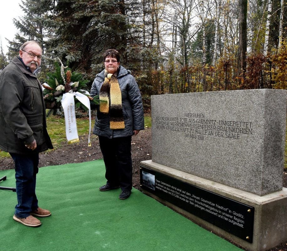 Dietmar Kühn und Martina Harting weihten den Gedenkstein für das verlorene Dorf Gaumnitz ein.