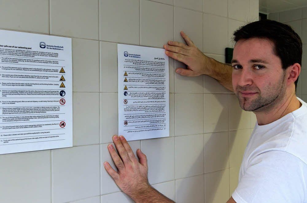 Schwimmmeister Jan-Marcus Knapp hat die Sicherheitshinweise in der Schwimmhalle in arabischer und englischer Sprache angebracht. So können auch Personen mit Migrationshintergrund deren Inhalt verstehen.