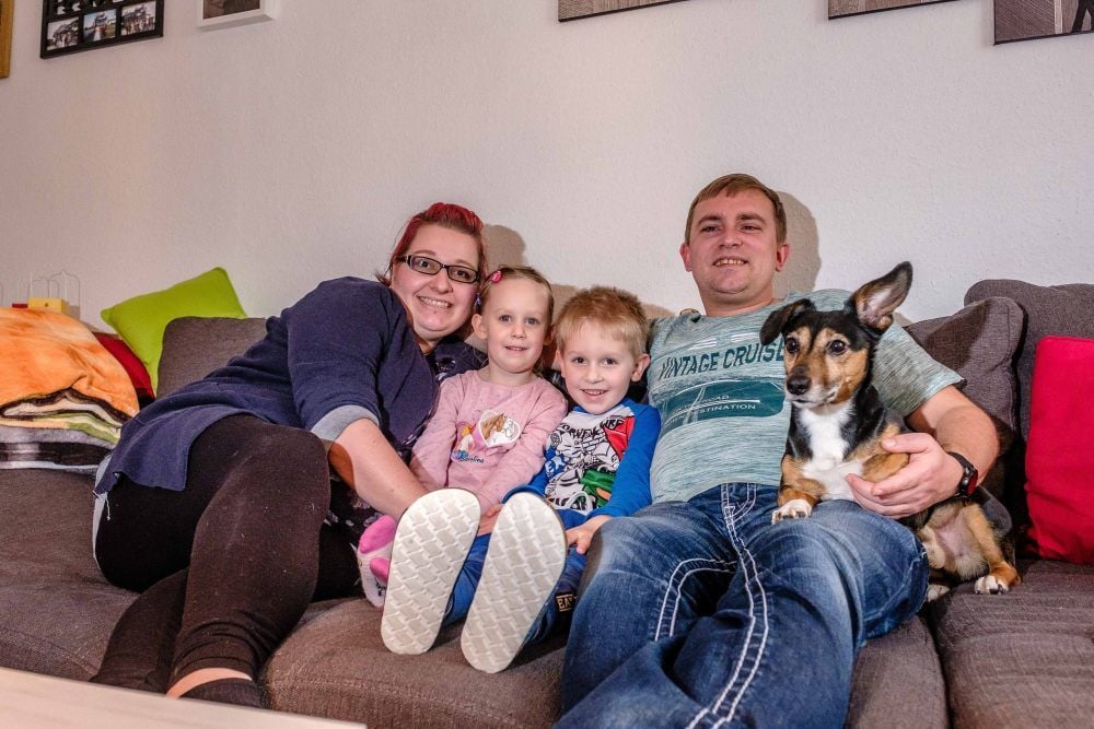 Eine glückliches Paar und das nicht nur zum Valentinstag: Antje und Daniel Müller mit ihren Kindern Emilia, Levin Uwe und Hund Paulchen