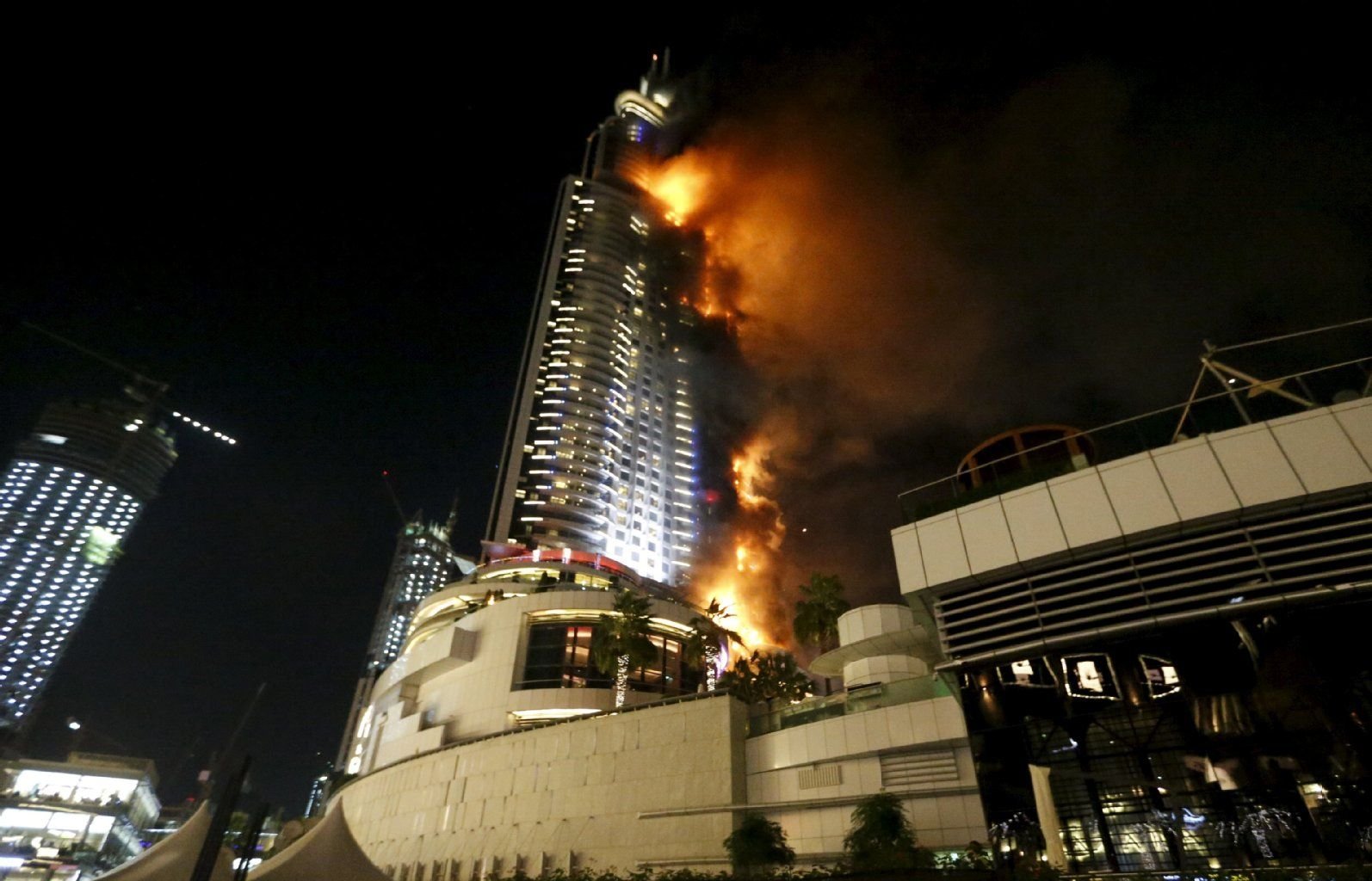 In einem Luxushotel in Dubai ist am Donnerstagabend ein Großfeuer ausgebrochen.