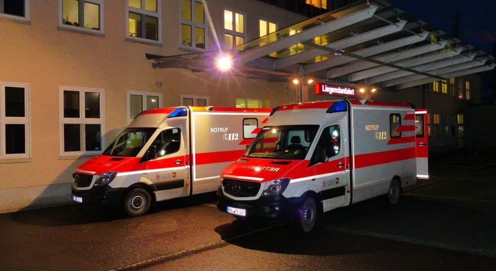 Krankenwagen vor der Notaufnahme in Dölau