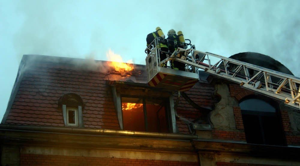 Flammen und Qualm erwarten die Feuerwehr, wenn sie zu Wohnungsbränden ausrückt. Oft sind kleine Nachlässigkeiten der Mieter die Ursache.