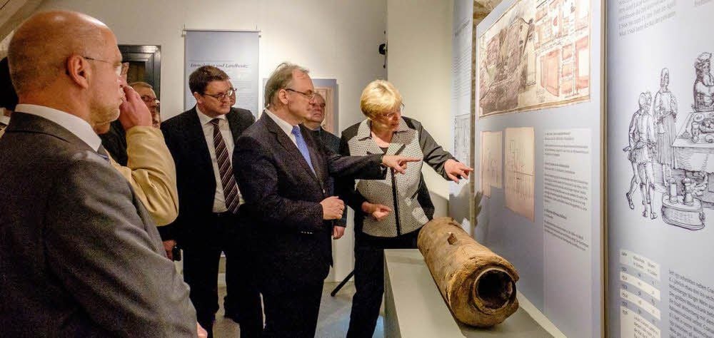 Monika Lücke erläutert eine erst kürzlich entdeckte historische Karte zum Röhrwasser.