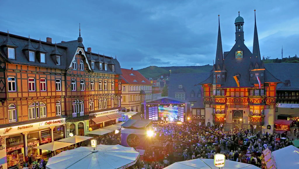 Ein Bild aus besseren Zeiten: Das Wernigeröder Rathausfest, das traditionell im Juni mit mehreren Tausend Besuchern gefeiert wird, ist in Zeiten von Corona weder realisierbar noch genehmigungsfähig.