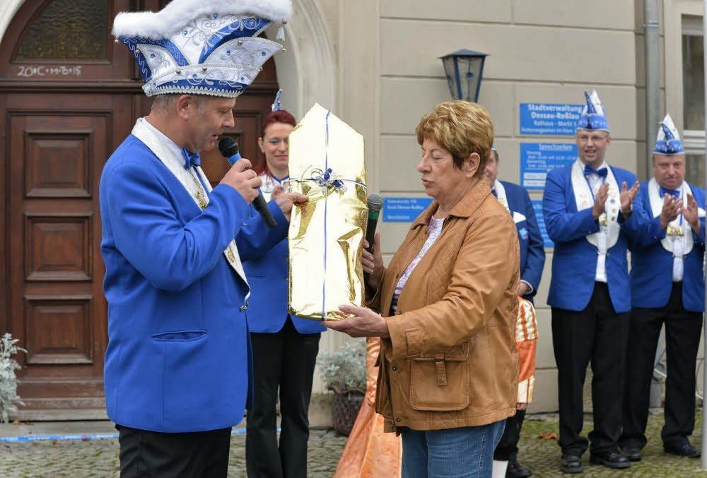 Zum 50. Geburtstag bekamen RKC-Präsident Mario Güth und das Kinderprinzenpaar Leon und Leonie den Schlüssel als Geschenk.