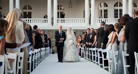 Die Braut an der Seite ihres Vaters Bill Clinton. Die Hochzeit wurde in Astor Court in Rhinebeck (New York) gefeiert.(FOTO: DPA)