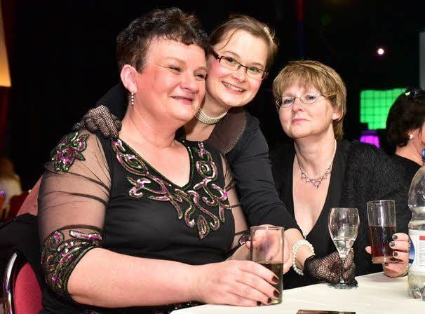 Elke Penndorf, Tina Hoyer und Gaby Bergmann (v.l.) freuen sich auf den Abend mit Christian Kaiser (re.).