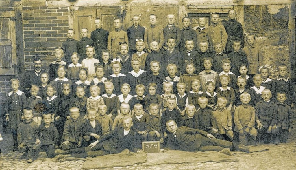 Zu Höchstzeiten wurden in der Böddenseller Schule bis zu 80 Kinder in einem Klassenraum unterrichtet. Foto: Schulchronik BöddensellMeine Heimat.