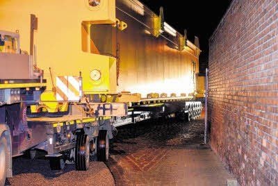 Mit einem Begleitfahrzeug wird der 36 Meter langen Kombination aus Zugmaschine und Auflieger gefolgt.