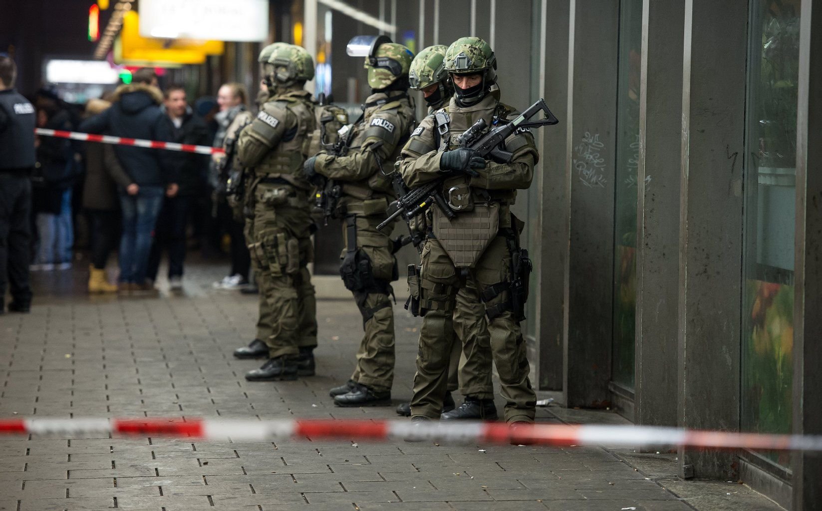 Polizisten bewachen in der Silvesternacht wegen einer Terrordrohung den Hauptbahnhof von München.