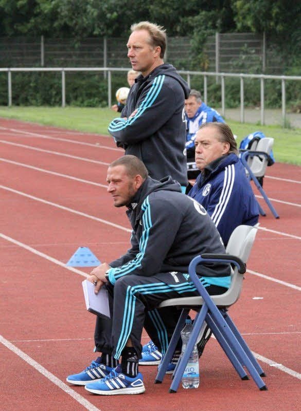 Co-Trainer Jörg Boehme (vorn) beobachtet mit Manfred Dubski und Juergen Luginger das Training.